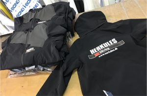 Tekstiltryk - Skilte Design Randers - Tekstil tryk Randers | Tryk på tøj | Logo på tøj | Print på tøj billigt | Salg af firmatøj , T-shirts og Sweatshirts | private og erhverv